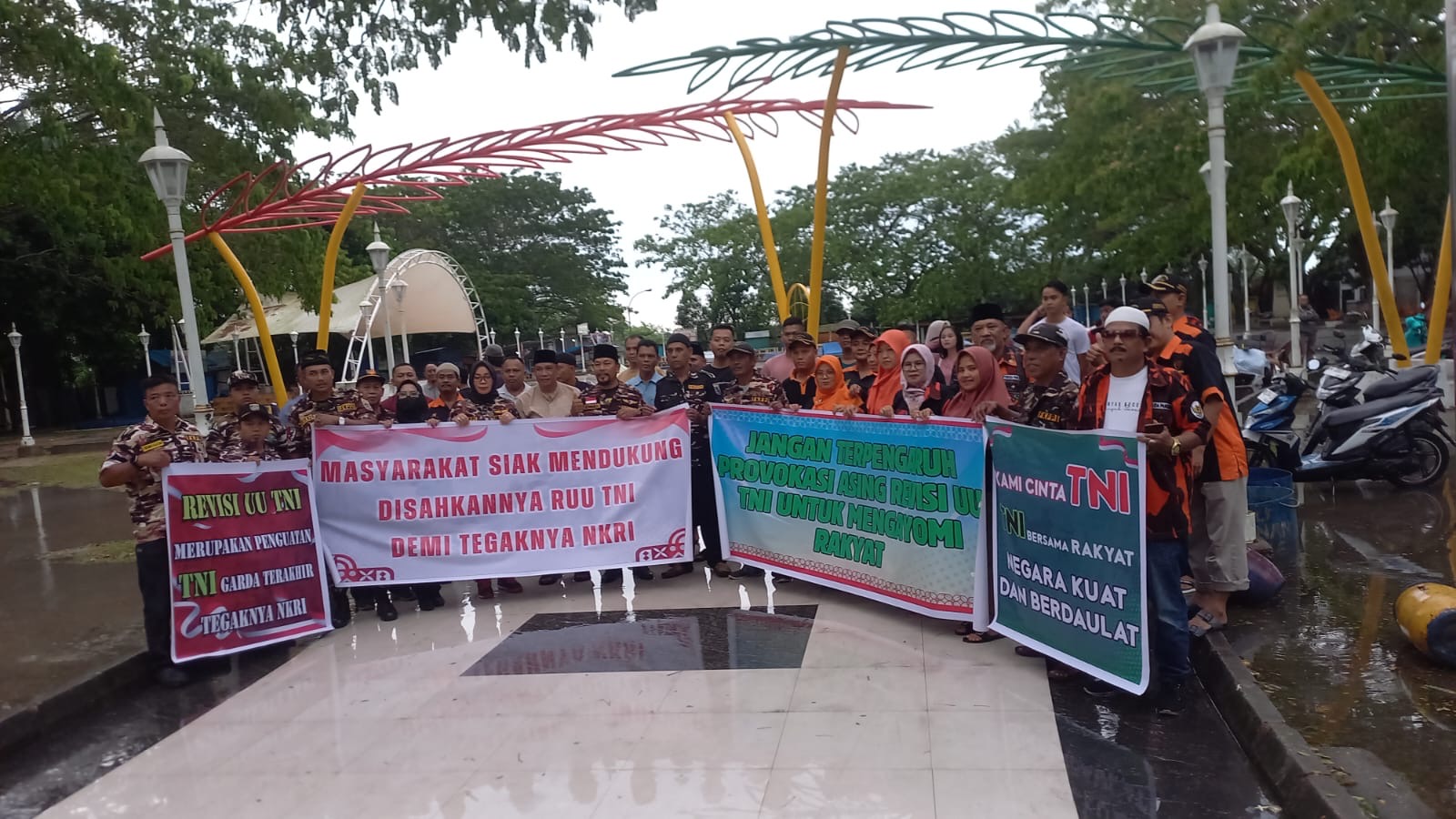 Aksi Simpatik Warga Kabupaten Siak Dukung Revisi UU TNI dengan Pembagian Takjil